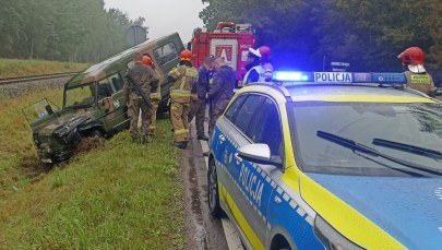 Zderzenie pojazdu wojskowego z osobówką. Trzy osoby w szpitalu