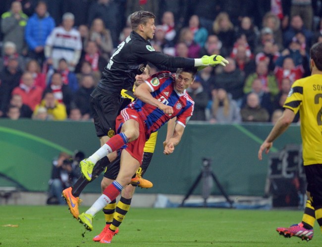 Zderzenie Roberta Lewandowskiego z bramkarzem Borussii Dortmund podczas półfinału Pucharu Niemiec. /PETER KNEFFEL /PAP/EPA