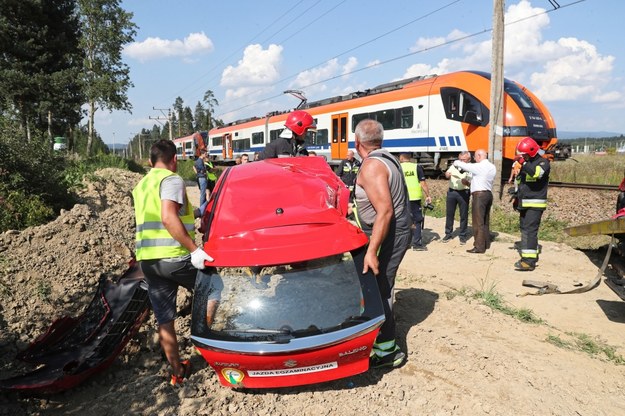 Zderzenie samochodu osobowego, w którym odbywał się egzamin na prawo jazdy, z pociągiem w miejscowości Szaflary / 	Grzegorz Momot    /PAP