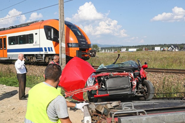 Zderzenie samochodu osobowego, w którym odbywał się egzamin na prawo jazdy, z pociągiem /Grzegorz Momot /PAP