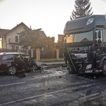 Zderzenie samochodu z ciężarówką. Nie żyje kobieta i dwuletnie dziecko