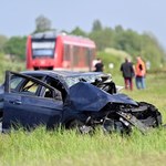 Zderzenie samochodu z pociągiem w Stobnie. LPR zabrał do szpitala 50-latkę