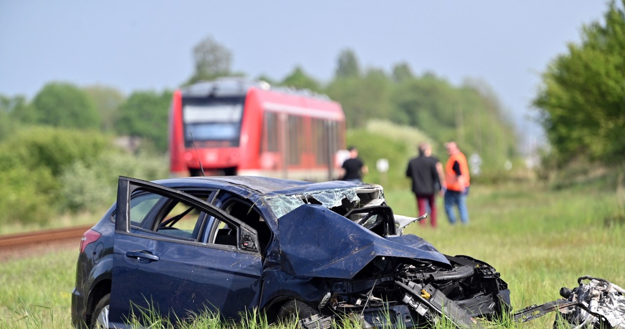 Zderzenie samochodu z pociągiem w Stobnie. LPR zabrał do szpitala 50-latkę
