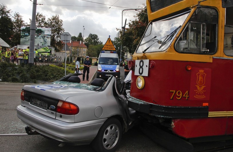 Zderzenie samochodu z tramwajem może być bardzo niebezpieczne /Paweł Dąbrowski /East News