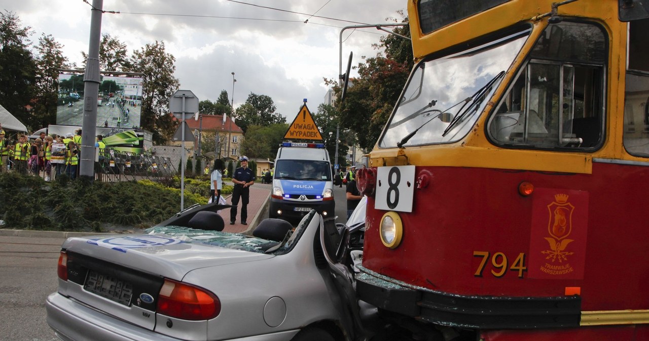 Zderzenie samochodu z tramwajem może być bardzo niebezpieczne /Paweł Dąbrowski /East News