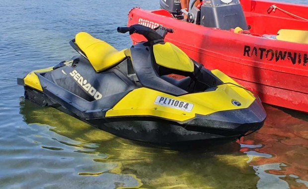 Zderzenie skuterów na jeziorze Ukiel. Jedna osoba w szpitalu