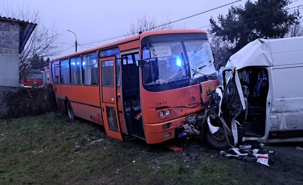 Zderzenie szkolnego busa z autem dostawczym. Są ranni
