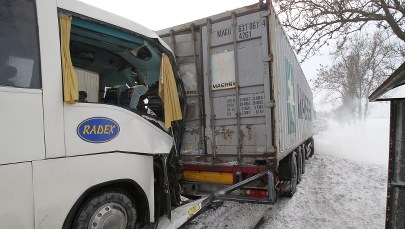 Zderzenie tira z autobusem. 21 osób rannych