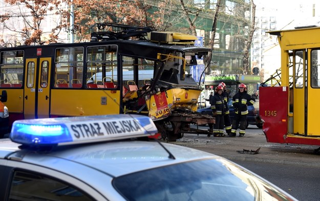 Zderzenie tramwajów w Warszawie Zderzenie tramwajów w Warszawie /Radek Pietruszka /PAP