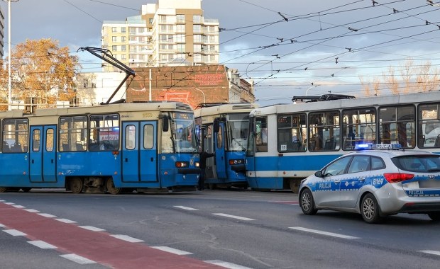 Zderzenie tramwajów we Wrocławiu. Pasażer trafił do szpitala