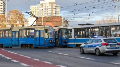 Zderzenie tramwajów we Wrocławiu. Pasażer trafił do szpitala