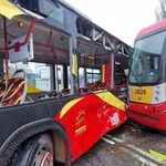 Zderzenie tramwaju i autobusu w Zgierzu. Jedna osoba ranna