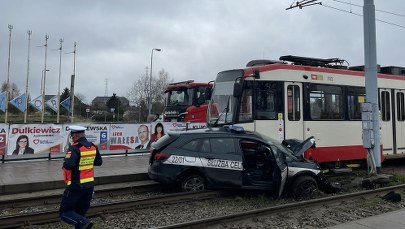 Zderzenie tramwaju z autem Służby Celno-Skarbowej. Są ranni