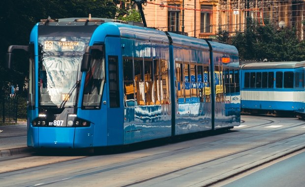 Zderzenie tramwaju z autokarem w Krakowie