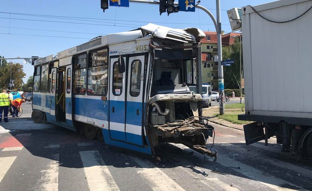 Zderzenie tramwaju z ciężarówką w centrum Wrocławia. Są ranni