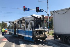 Zderzenie tramwaju z ciężarówką w centrum Wrocławia. Są ranni