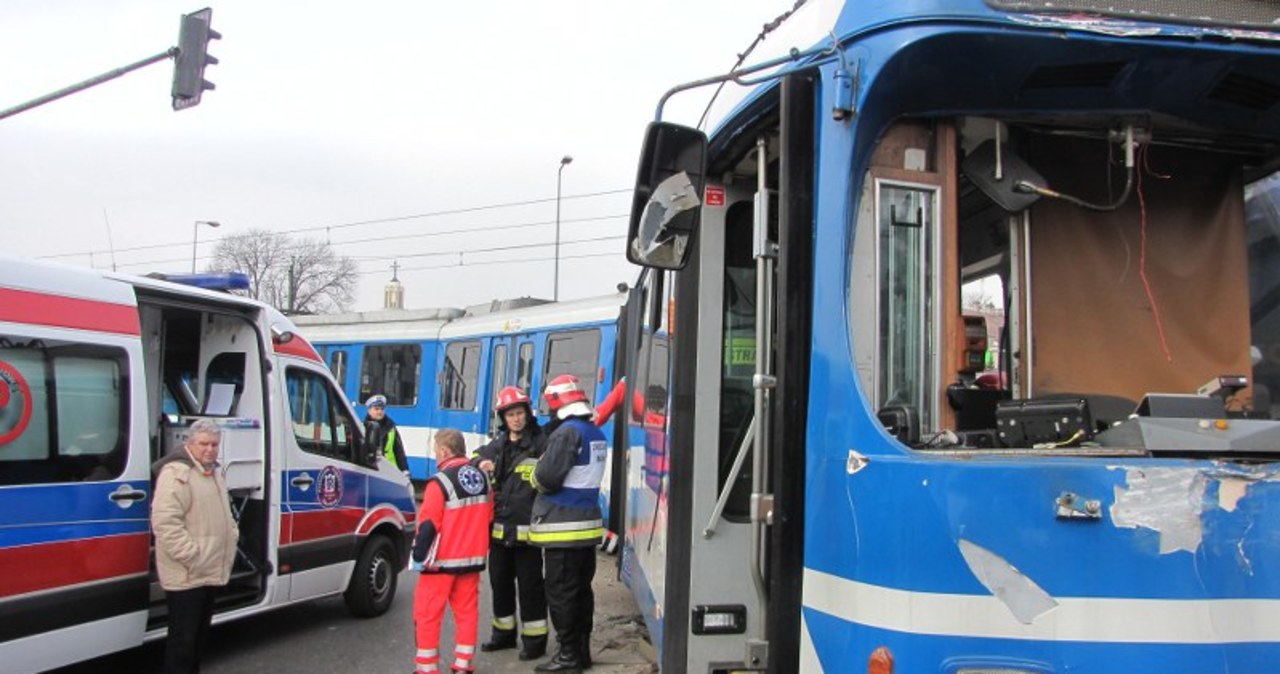 Zderzenie tramwaju z ciężarówką w Krakowie. 12 osób rannych