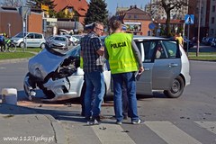 Zderzenie trzech aut w Tychach. Do szpitala przewieziono 6 dzieci