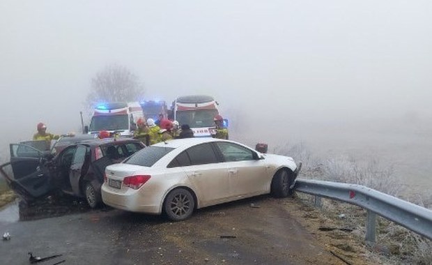 Zderzenie trzech samochodów. Cztery osoby ranne