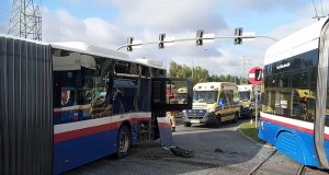 Zderzenie z autobusem, tramwaj wykolejony. Są poszkodowani