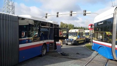 Zderzenie z autobusem, tramwaj wykolejony. Są poszkodowani