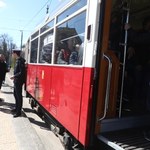 Zderzenie zabytkowego tramwaju z autem w Warszawie