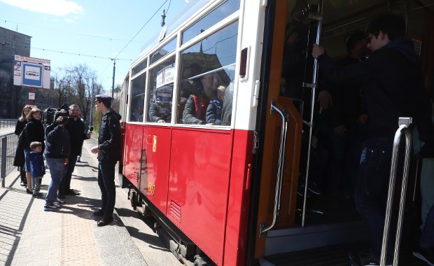 Zderzenie zabytkowego tramwaju z autem w Warszawie