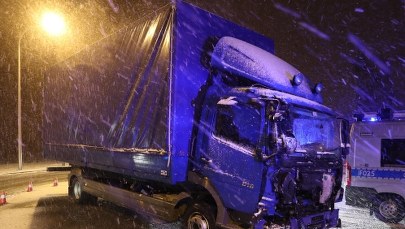 Zderzeniu autobusu, samochodu ciężarowego i osobowego. 9 osób zostało rannych