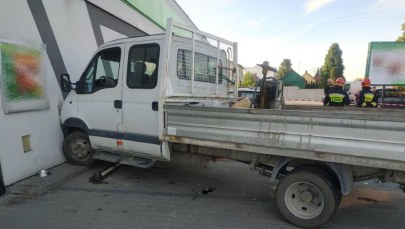 Zderzył się z samochodem, potrącił pieszego i uderzył w sklep. Policja zatrzymała pirata drogowego