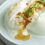 biały ser Zdetronizowała popularną mozzarellę na salonach. Sprawdź, za co smakosze pokochali ten kremowy ser