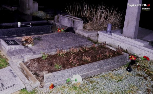 Zdewastował nagrobki na cmentarzu. Usłyszał zarzuty
