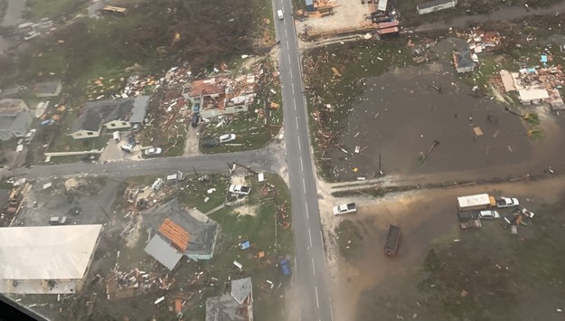 Zdewastowane domy na Bahamach /COAST GUARD AIR STATION CLEARWATER  /PAP/EPA