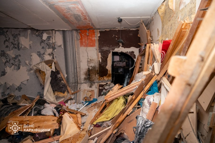 Zdewastowane mieszkanie na 9. piętrze w bloku w Charkowie, w który uderzył rosyjski dron, 2 kwietnia 2026 roku /Państwowa Służba Ratownicza Ukrainy  /