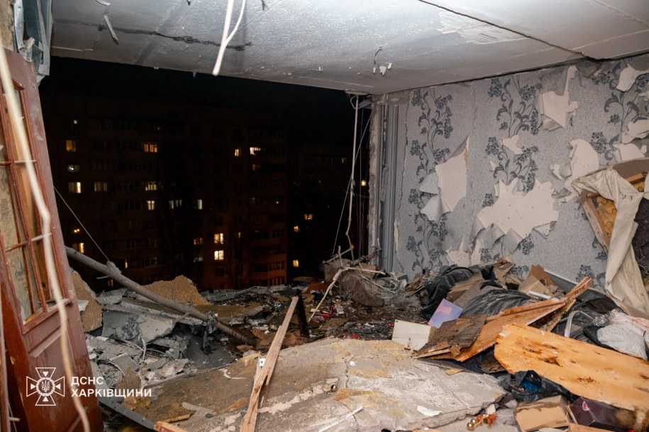 Zdewastowane mieszkanie na 9. piętrze w bloku w Charkowie, w który uderzył rosyjski dron, 2 kwietnia 2026 roku /Państwowa Służba Ratownicza Ukrainy  /