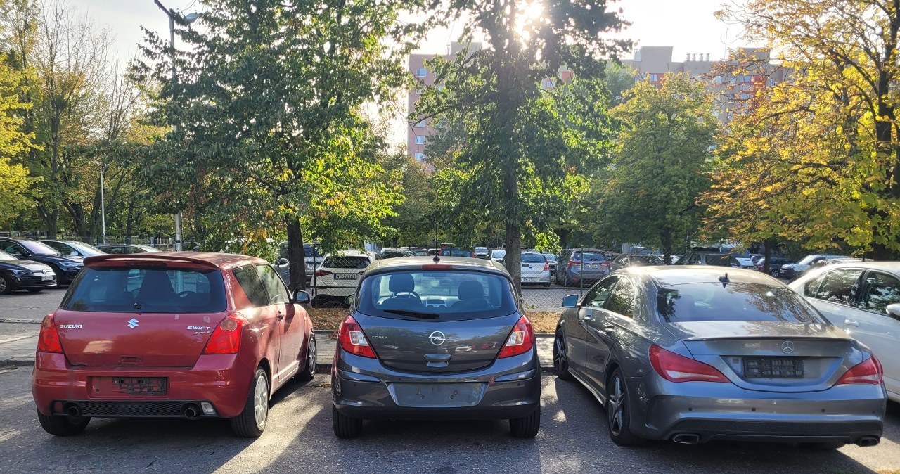 ZDEWASTOWANE SAMOCHODY W WARSZAWIE