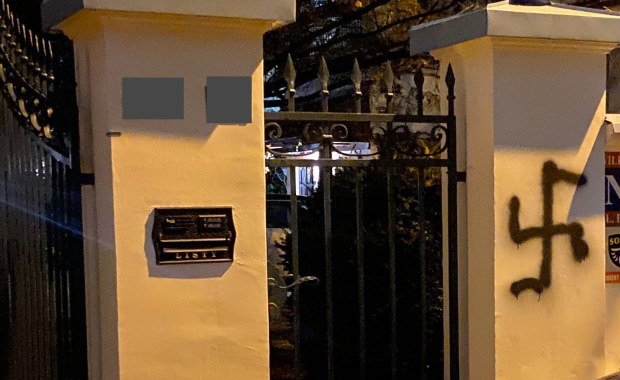 Zdewastowano ogrodzenie domu Kidawy-Błońskiej. Sprawcy namalowali swastykę