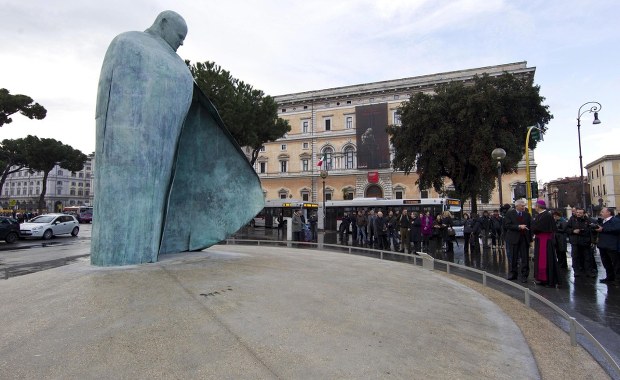 Zdewastowano pomnik Jana Pawła II. Mocne słowa Giorgii Meloni