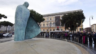 Zdewastowano pomnik Jana Pawła II. Mocne słowa Giorgii Meloni