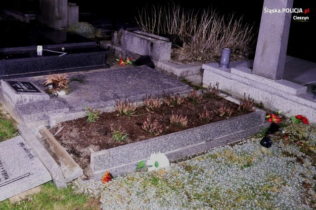 Zdewastowany cmentarz w Kozakowicach Dolnych /Policja
