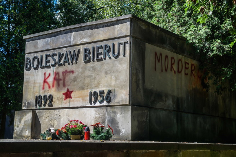 Zdewastowany grób Bolesława Bieruta /PAP