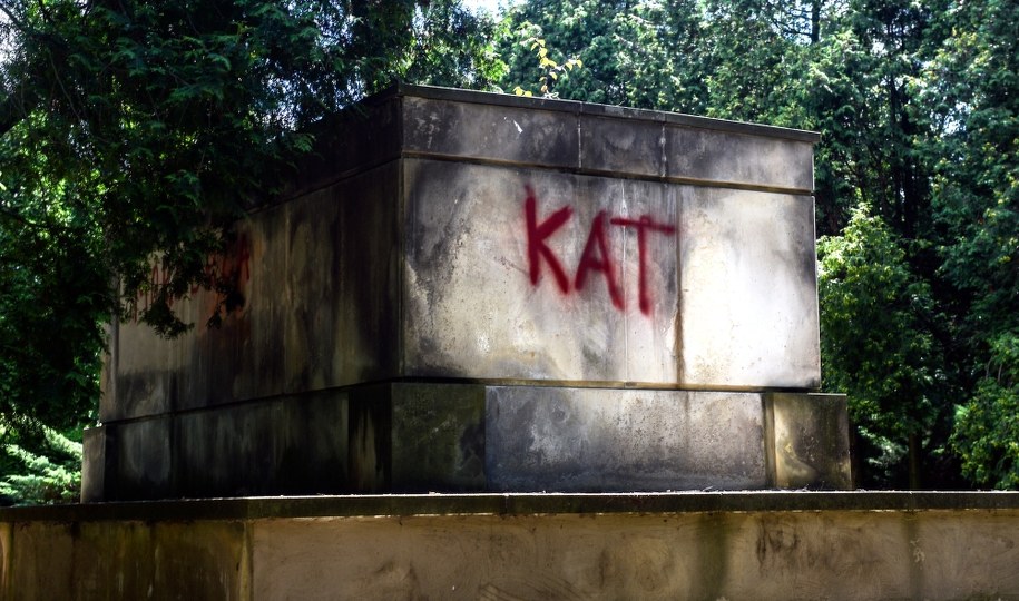 Zdewastowany nagrobek Bolesława Bieruta /PAP/Jakub Kamiński  /PAP