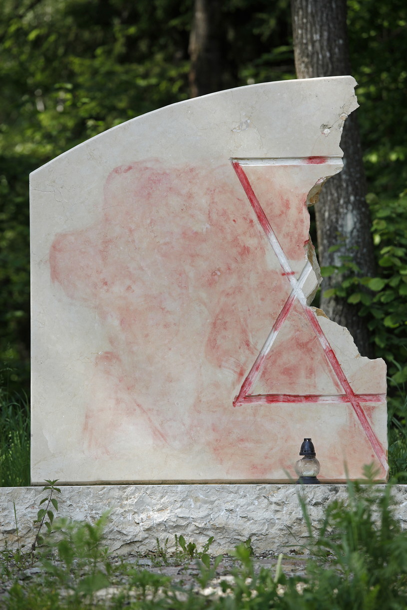 Zdewastowany pomnik na cmentarzu żydowskim w Rajgrodzie /Artur Reszko /PAP