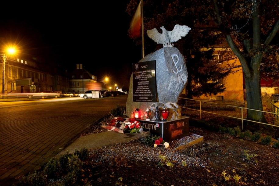 Zdewastowany pomnik /Tomasz Waszczuk /PAP