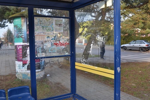 Zdewastowany przystanek autobusowy na bydgoskich Piaskach /Paweł Balinowski /RMF FM