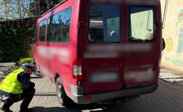 Zdezelowane busy miały zawieźć dzieci na wycieczkę