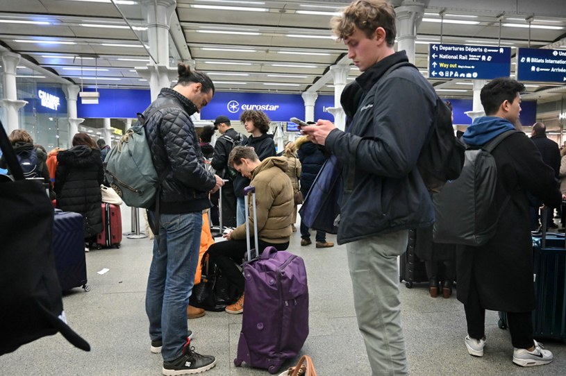 Zdezorientowani pasażerowie na St Pancras station w Londynie. Strajk sparaliżował tunel pod kanałem La Manche /JUSTIN TALLIS /AFP