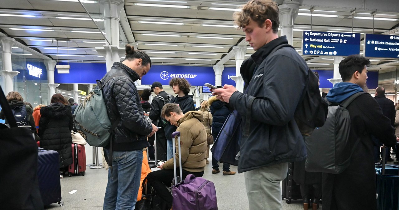 Zdezorientowani pasażerowie na St Pancras station w Londynie. Strajk sparaliżował tunel pod kanałem La Manche /JUSTIN TALLIS /AFP