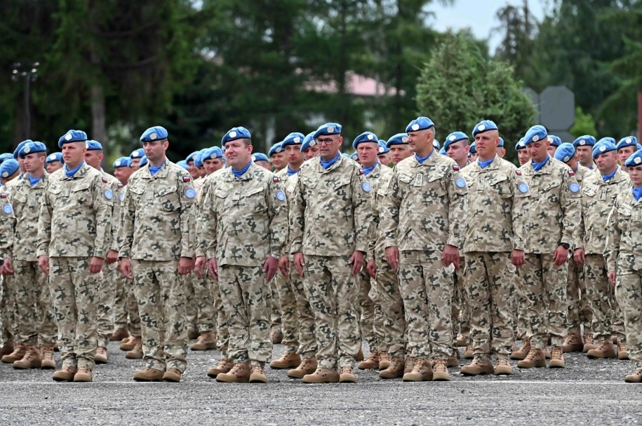 Zdj. archiwalne, żołnierze IV zmiany Polskiego Kontyngentu Wojskowego UNIFIL udający się do Libanu / 	Marcin Bielecki    /PAP