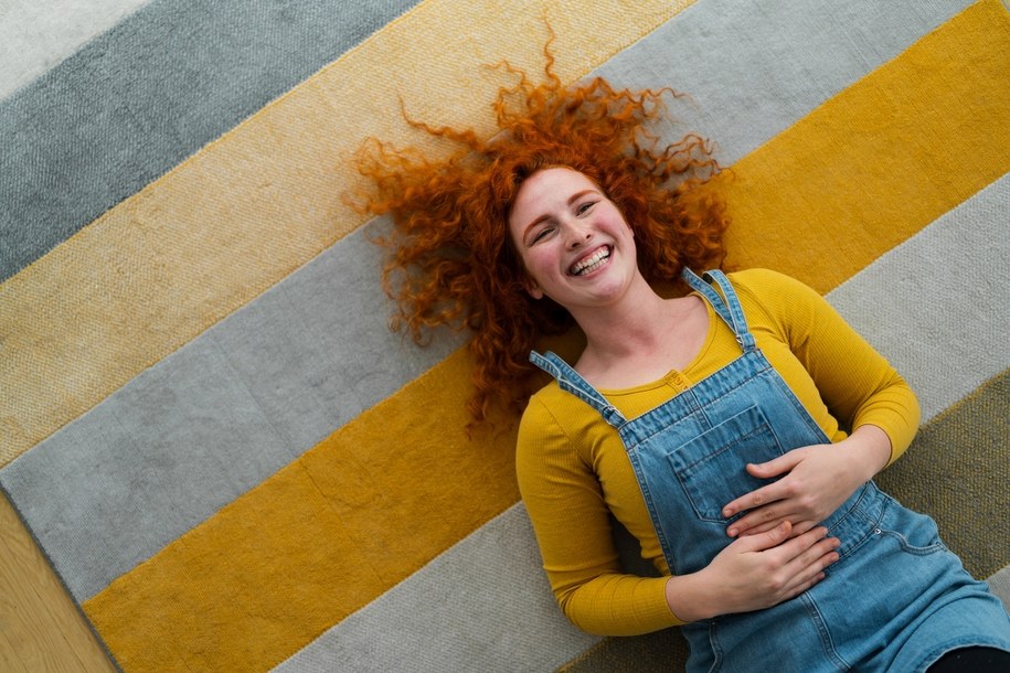 zdj. ilustracyjne / Badania łączą częsty śmiech z korzyściami takimi jak wzmocnienie układu odpornościowego, zmniejszenie poziomu stresu i silniejsze mięśnie brzucha /Shutterstock