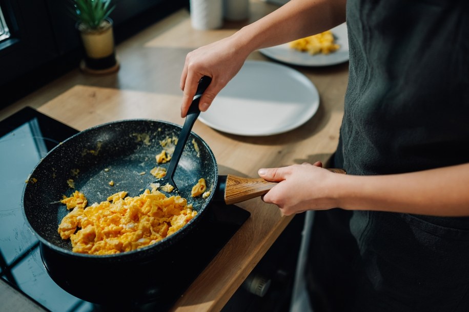 zdj. ilustracyjne/Chłodna jajecznica – tylko niesmaczna czy także groźna dla zdrowia? /Shutterstock